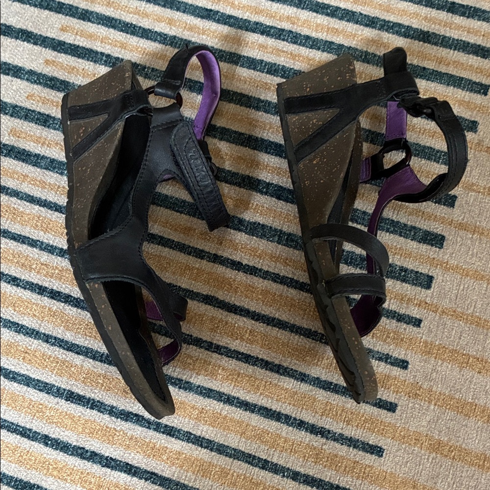 Women's Teva Black Leather Sandals, size 8 - Picture 2 of 7